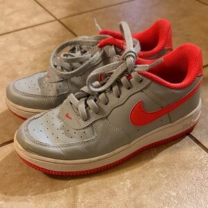 Nike Kids Light Gray and Red/Orange Low-Top Sneakers